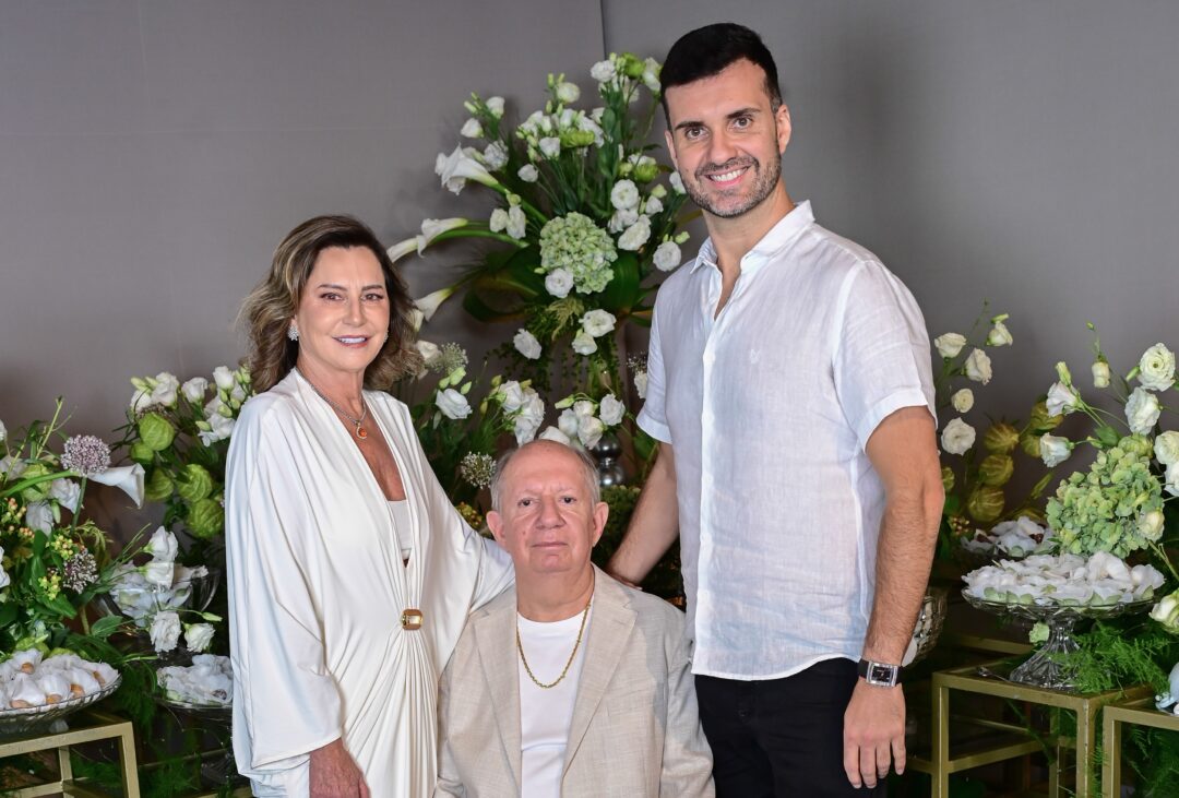 Tânia Salles, Georges Perona e Jean Perona durante a comemoração de aniversário no Espaço Meet, em noite de celebração familiar