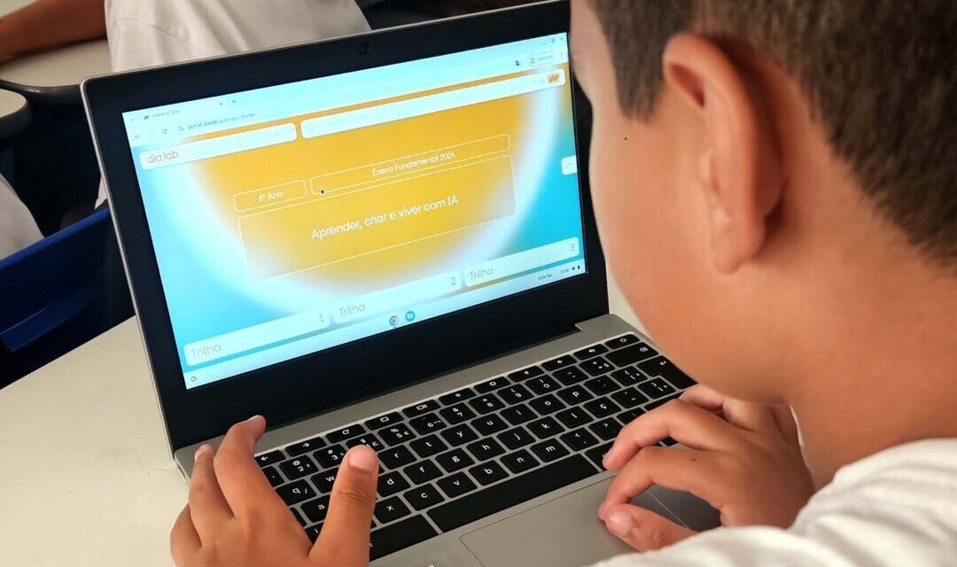 Estudante no DiaLab em aula sobre inteligência artificial na rede de ensino mineira