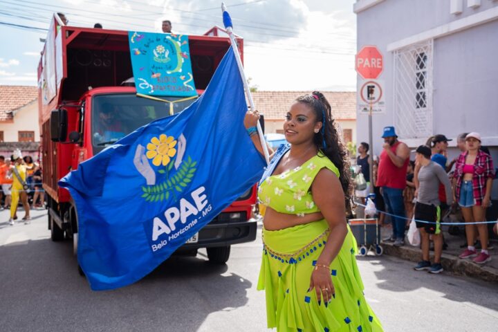 APAE BH promove Grito de Carnaval Inclusivo em Belo Horizonte Participante do Grito de Carnaval Inclusivo da APAE BH desfila com bandeira da instituição durante cortejo carnavalesco no bairro Santa Tereza, em Belo Horizonte