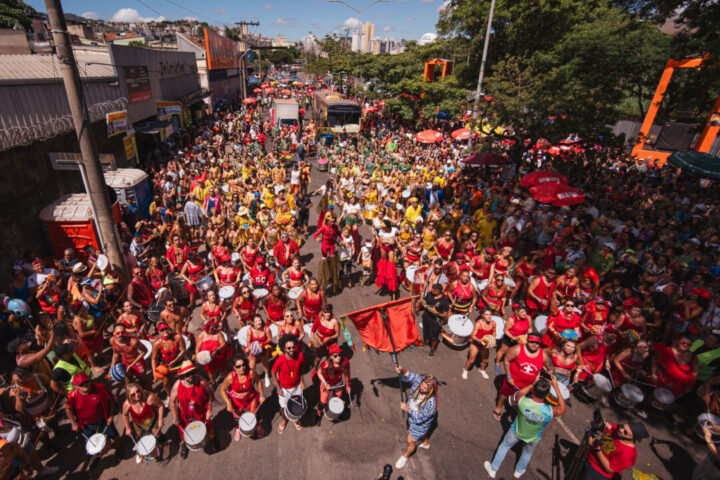 Havaianas Usadas celebra 10 anos na Avenida dos Andradas Bloco Havaianas Usadas desfila na Avenida dos Andradas durante o Carnaval de Belo Horizonte