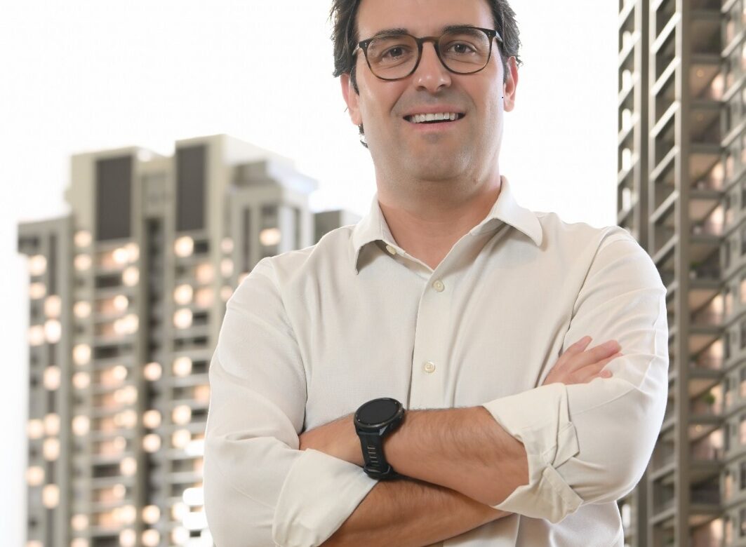 Humberto Mattos, CEO da Somattos, em frente a empreendimentos residenciais de alto padrão da construtora mineira