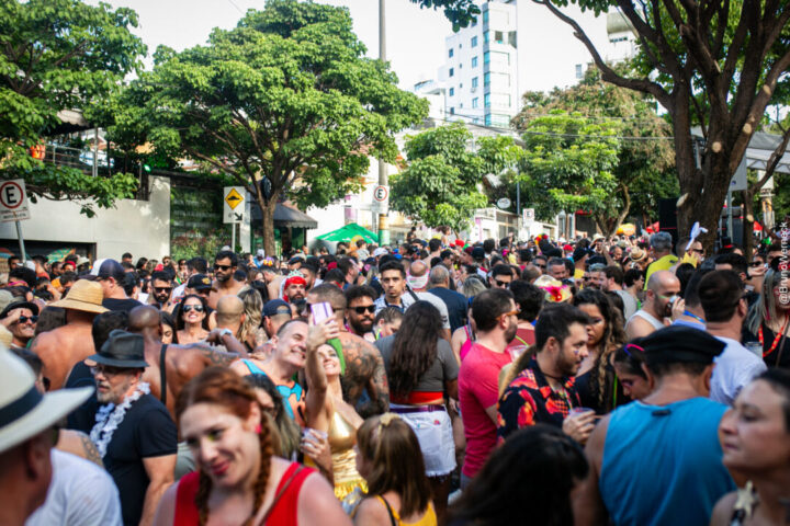 Jângal reúne público em programação especial de Carnaval em BH Público participa da programação de Carnaval do Jângal durante evento em Belo Horizonte. Praia Buritis também está na programação