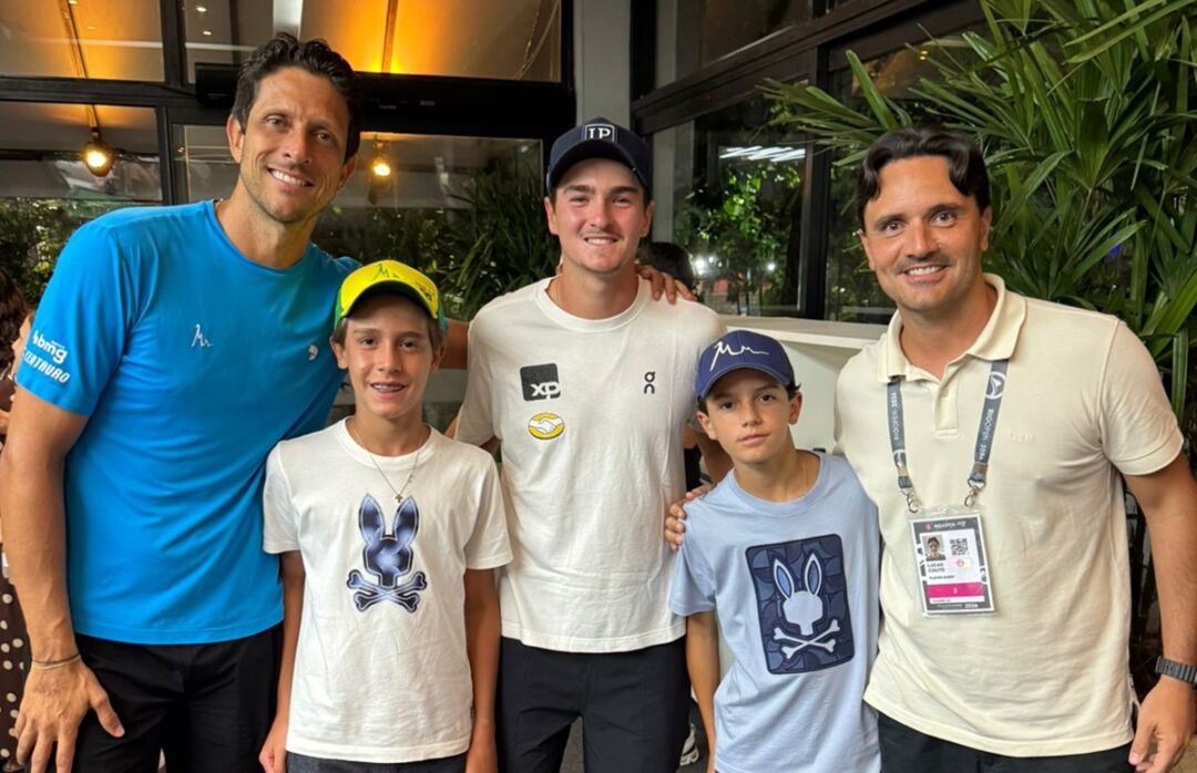 Lucas Couto e os filhos Bernardo e Rafael com os tenistas brasileiros campeões de duplas do Rio Open Marcelo Melo e João Fonseca
