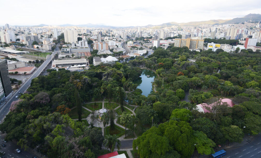 Vista aérea do Parque Municipal Américo Renné Giannetti, no Centro de Belo Horizonte, durante o período de Carnaval