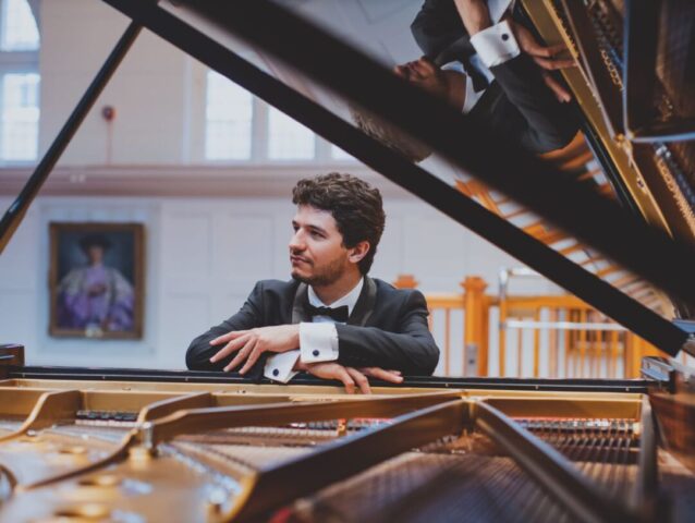 Rafael Ruiz apresenta conserto de Beethoven em BH Pianista Rafael Ruiz ao piano antes do concerto de clássicos de Beethoven em Belo Horizonte