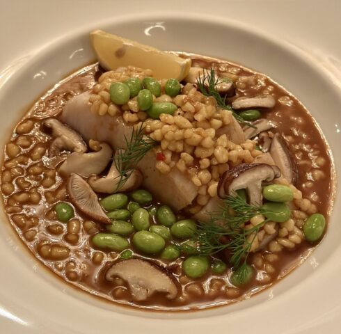 Robalo jus de porco edamame fregola e cogumelos Robalo jus de porco edamame fregola e cogumelos