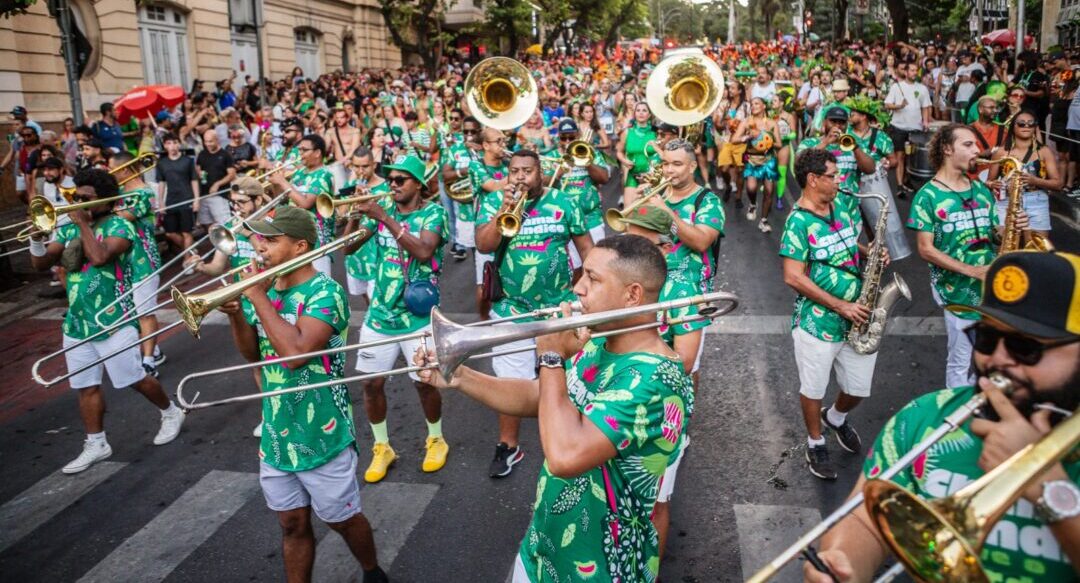 Bloco Chama o Síndico desfila pela Avenida Afonso Pena durante o Carnaval de Belo Horizonte, com homenagem a Jorge Ben Jor e mistura de ritmos da cultura brasileira