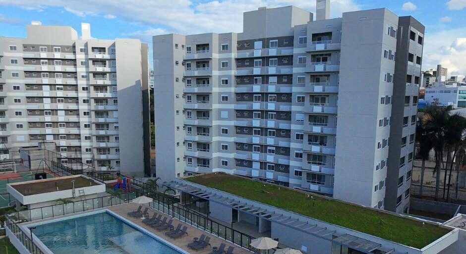 Empreendimento Sensia Pampulha em Belo Horizonte com área de lazer, piscina e torres residenciais no bairro Liberdade