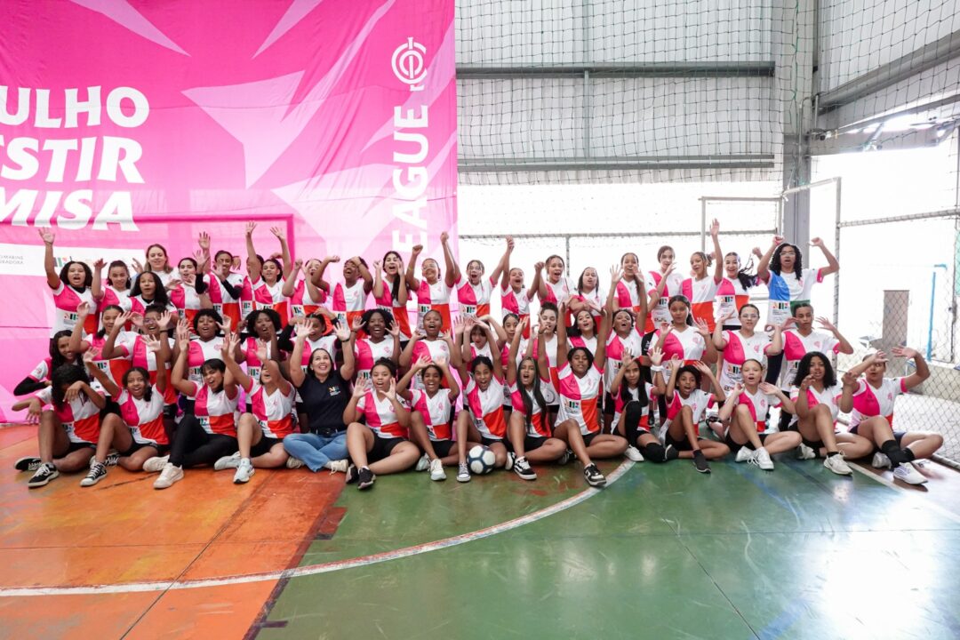 Grupo de jovens atletas do projeto Co-legue Voleibol Feminino reunidas em quadra, celebrando ação social que promove inclusão, formação esportiva e inspiração no voleibol feminino em Belo Horizonte