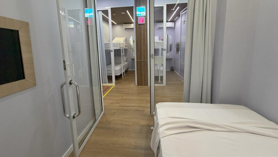 Interior das cabines de descanso do BH Airport oferece conforto e privacidade Cabines de descanso 24h do BH Airport