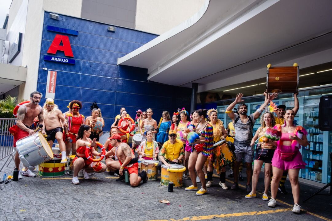 Foliões reunidos em frente à Drogaria Araújo durante ativação de pontos de apoio no Carnaval de Belo Horizonte