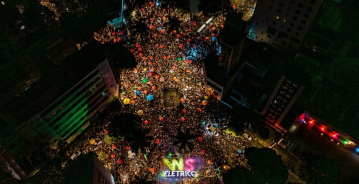 WS Elétrico arrasta multidão no Carnaval de Belo Horizonte Além do Praia Buritis, multidão acompanha o desfile do Bloco WS Elétrico na Praça José Mendes Júnior durante o Carnaval de Belo Horizonte