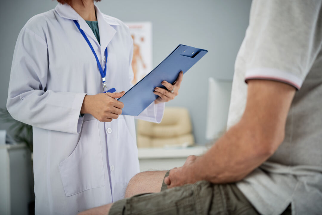 Paciente realiza exames preventivos e acompanhamento médico para monitorar sintomas de Alzheimer, lúpus e fibromialgia