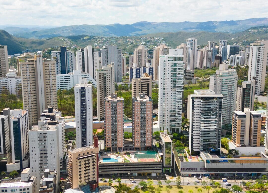 Vista aérea de Belo Horizonte com prédios residenciais e comerciais, cenário de valorização do mercado imobiliário para 2026