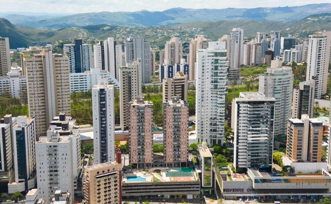 Mercado imobiliário de Belo Horizonte entra em novo ciclo de valorização Vista aérea de Belo Horizonte com prédios residenciais e comerciais, cenário de valorização do mercado imobiliário para 2026