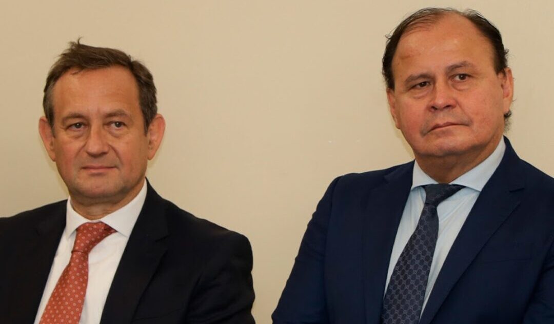 presidente do TJMG desembargador Luiz Carlos Corrêa Junior e o presidente do TRF6 desembargador federal Vallisney Oliveira firmaram um Acordo de Cooperação Técnica para atendimento a