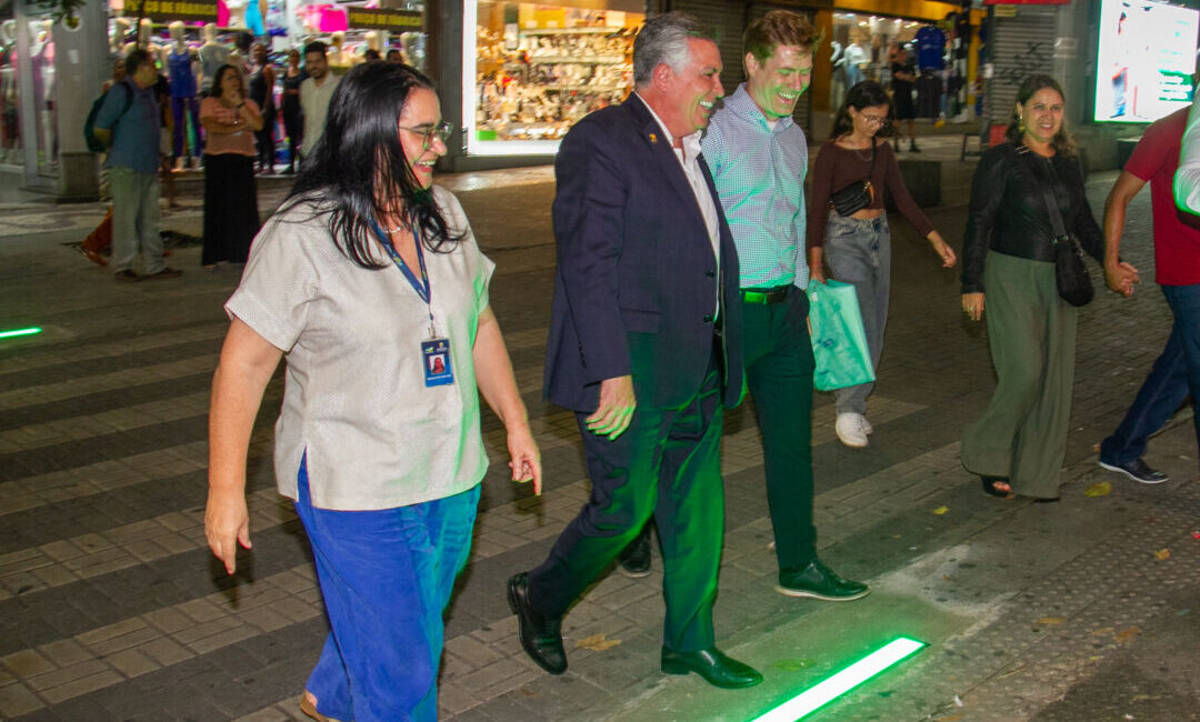 Prefeito Álvaro Damião testa dispositivo com LED em travessia de pedestres em Belo Horizonte durante fase experimental