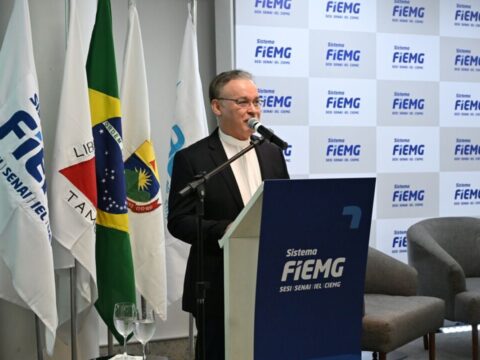 Debate da ADCE-MG teve participação de Álvaro Damião