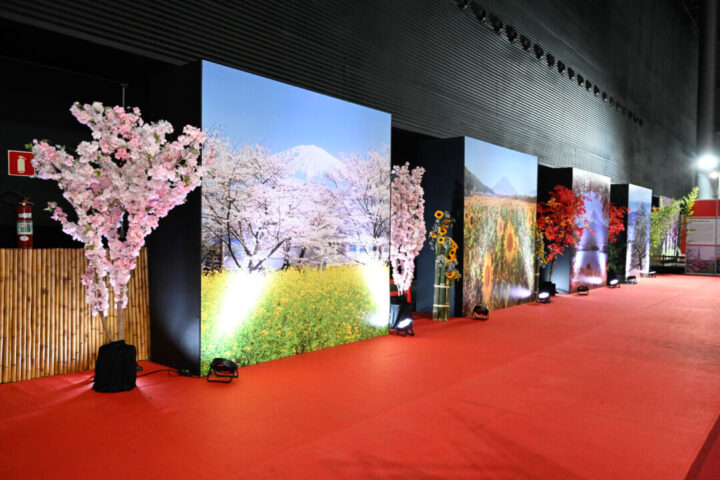 Exposição de jardins japoneses no Festival do Japão em Minas Painéis com paisagens e flores inspiradas em jardins japoneses na exposição do Festival do Japão em Minas, no Expominas