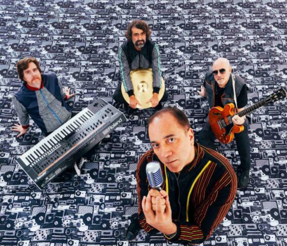 Biquini apresenta turnê “A Vida Começa Aos 40” em Belo Horizonte Banda Biquini posa com instrumentos durante divulgação da turnê de 40 anos