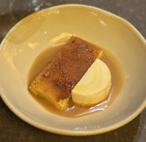 Bolo de macaxeira com gelado de queijo de cabra toffe de rapadura com flor de sal e Azeite Mineiro Bolo de macaxeira com gelado de queijo de cabra toffe de rapadura com flor de sal e Azeite Mineiro