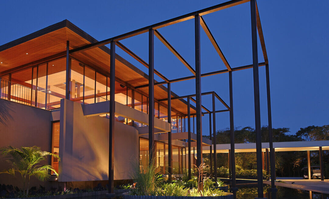 Hotel mineiro Clara Arte com arquitetura moderna integrada à paisagem de Inhotim