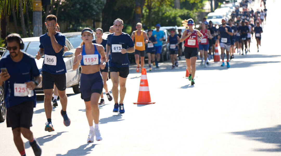 Corredores participam de prova de rua durante a Corrida Vörr em Nova Lima