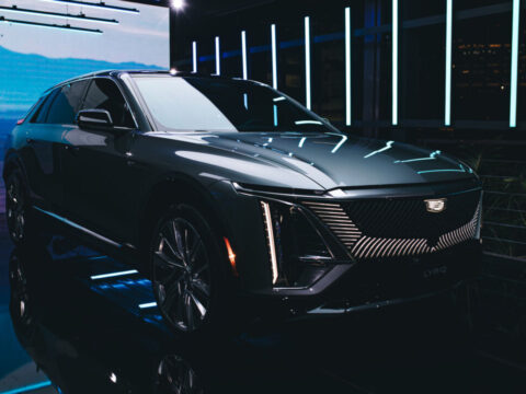 SUV elétrico Cadillac Lyriq com design iluminado apresentado pela GM