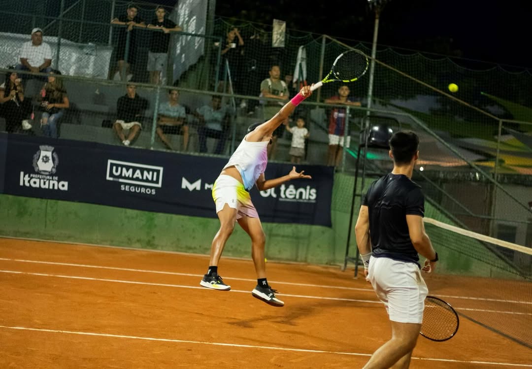 Atleta em partida durante torneio internacional de tênis da 7ª copa J Mendes