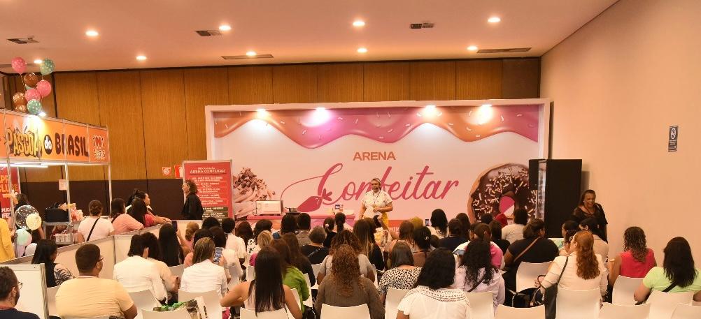Público acompanha aula na Arena Confeitar durante o Confeitar Brasil em Belo Horizonte