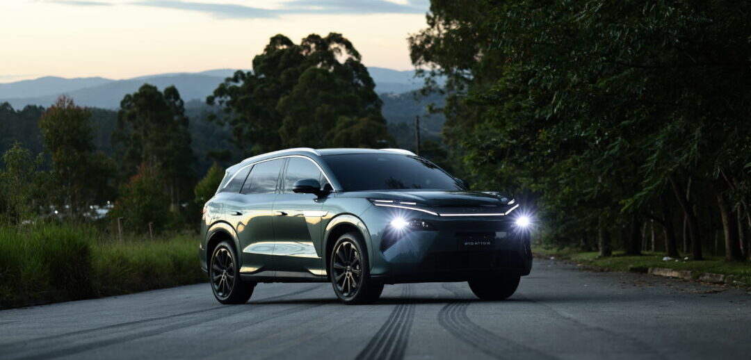 Novo SUV híbrido BYD Atto 8 exibido pela primeira vez ao público brasileiro durante o Salão do Automóvel de São Paulo em 2025