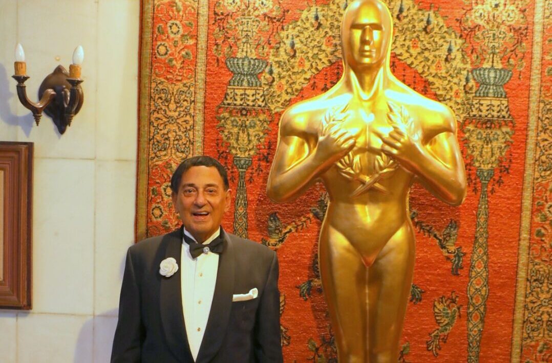 Franklin Bethonico posa ao lado de estatueta do Oscar durante evento tradicional na Savassi, em Belo Horizonte