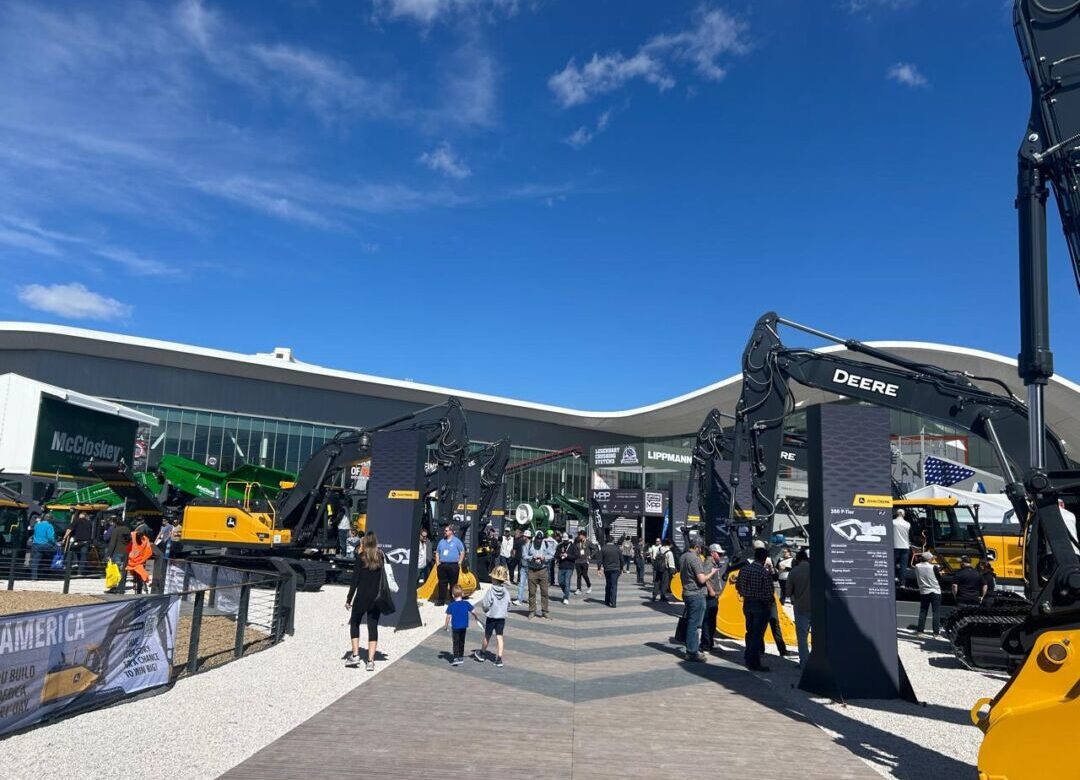 Visitantes circulam entre máquinas e equipamentos na Conexpo 2026 em Las Vegas, feira global da construção pesada