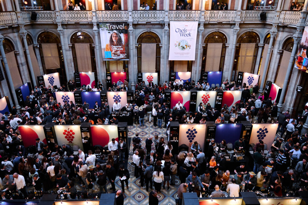 Vista geral da feira Essência do Vinho, no Porto, com estandes de produtores, degustações e público especializado no evento internacional