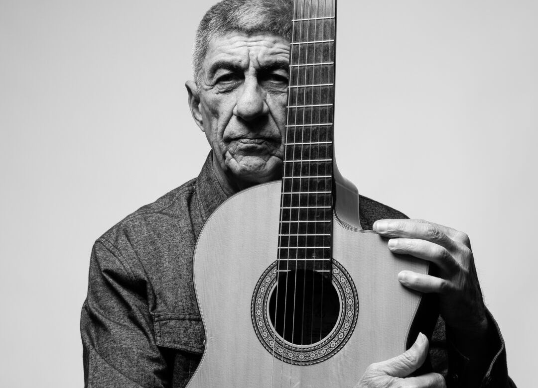 Cantor Fagner em retrato com violão, artista se apresenta no Palácio das Artes em Belo Horizonte