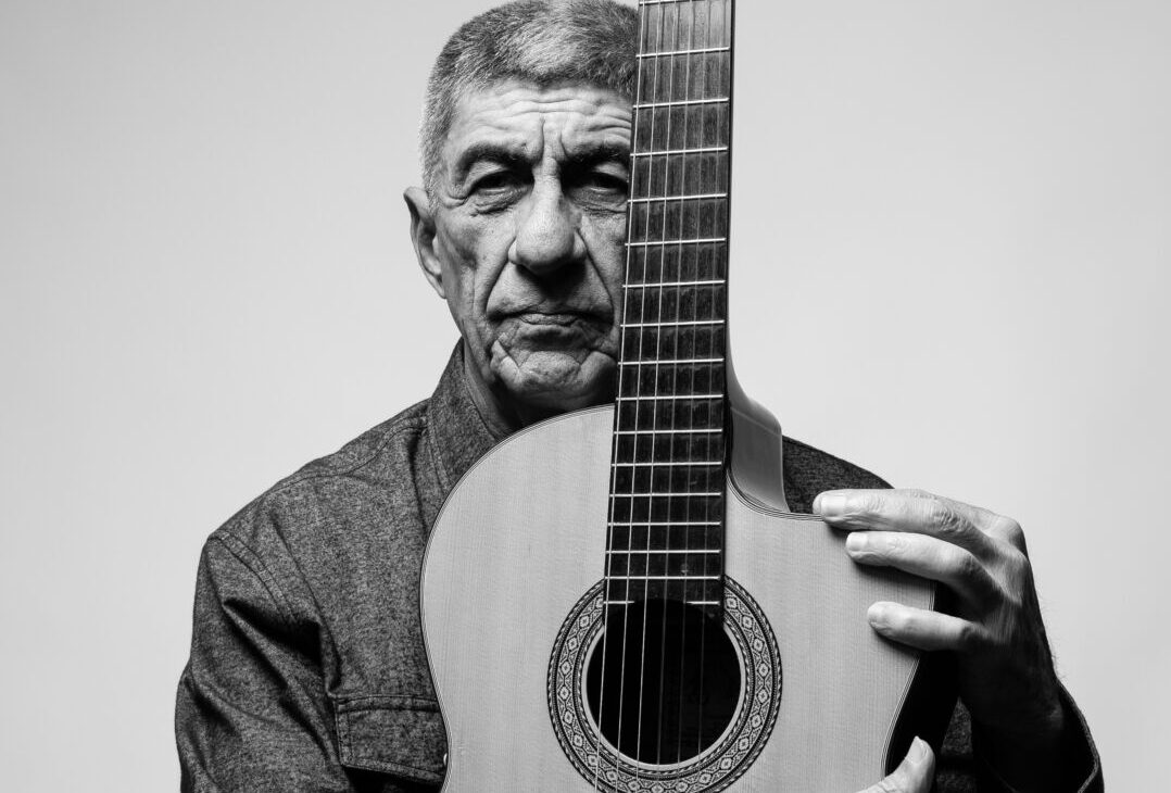 Fagner apresenta turnê “Muito Amor” em Belo Horizonte Em turnê, cantor Fagner em retrato com violão, artista se apresenta no Palácio das Artes em Belo Horizonte