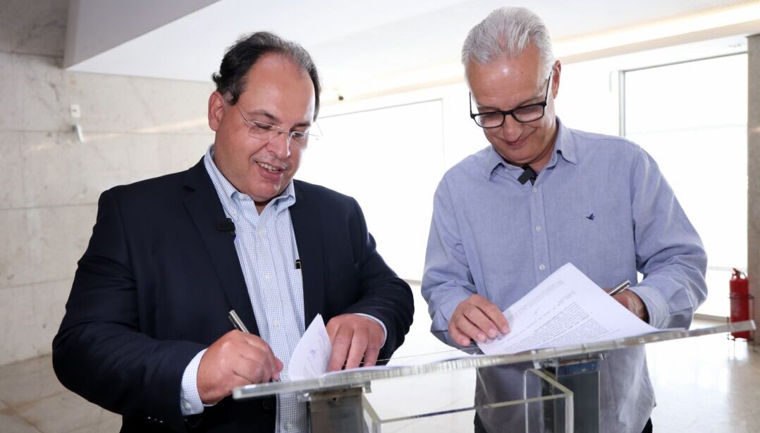 Carlos Henrique Martins, presidente do Minas Tênis Clube, e Marcos Rego de Castro, presidente do Serra Del Rey Country Club assinando o protocolo de Intenções que estabelece as bases para a oficialização do negócio entre as instituições