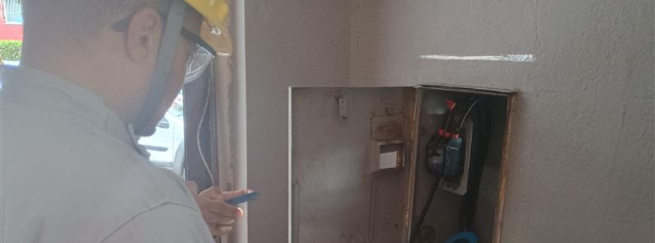 Técnico da Cemig realiza inspeção em medidor de energia durante fiscalização contra fraudes em unidade consumidora em Minas Gerais