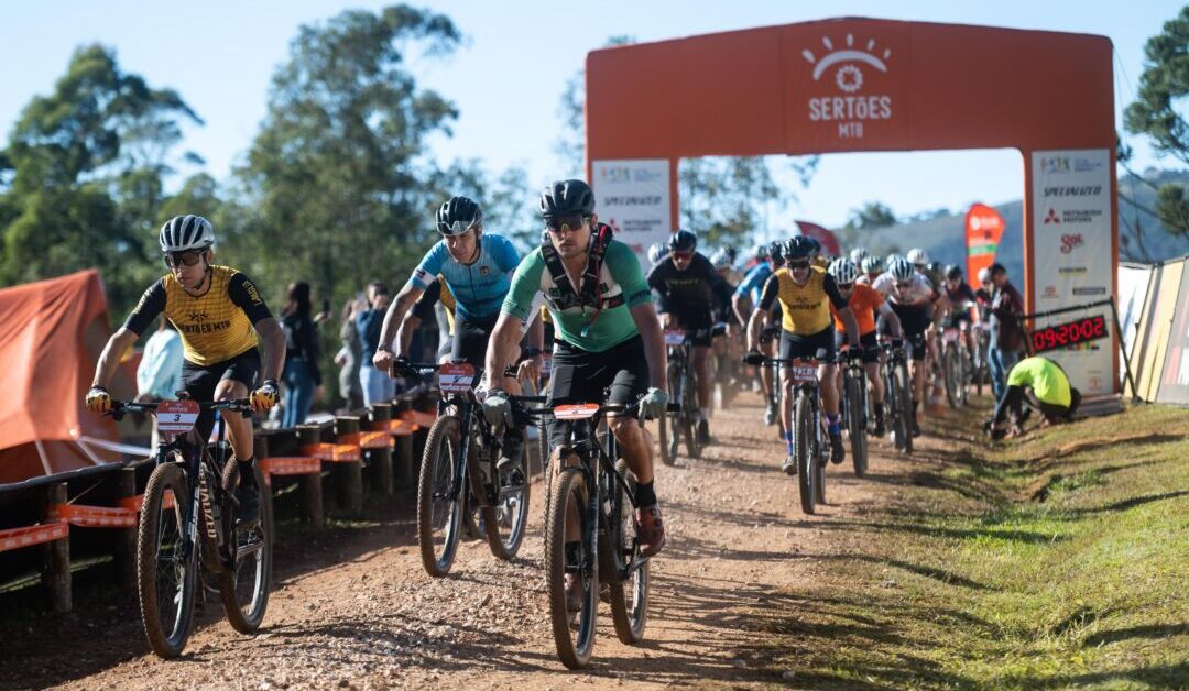 Ciclistas largam em prova de mountain bike durante o Sertões MTB Cup em trilha de terra