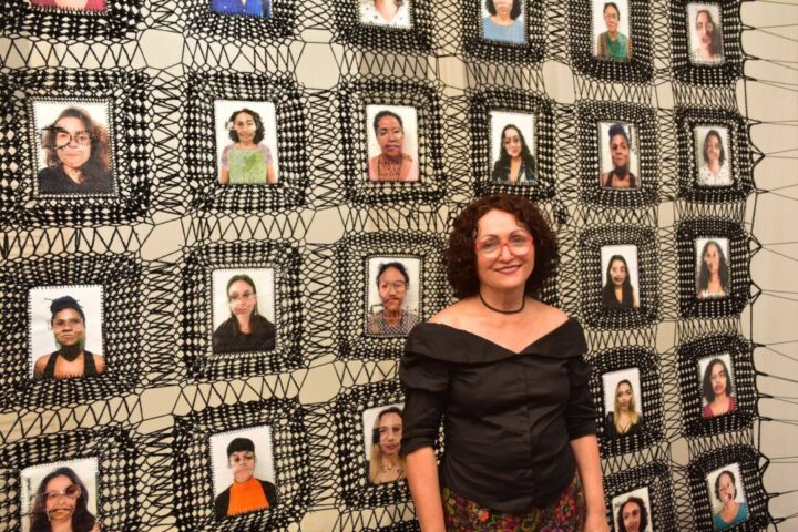Artista Marlene Barros na exposição Tecitura do Feminino no CCBB BH Artista Marlene Barros diante de obra têxtil da exposição Tecitura do Feminino no CCBB Belo Horizonte - vozes femininas