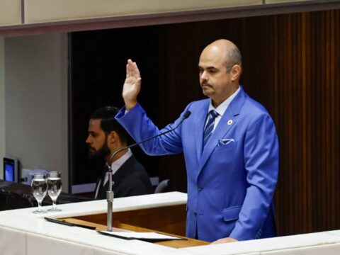 Novo governador faz seu juramento de cumprimento às constituições Federal e de Minas Gerais