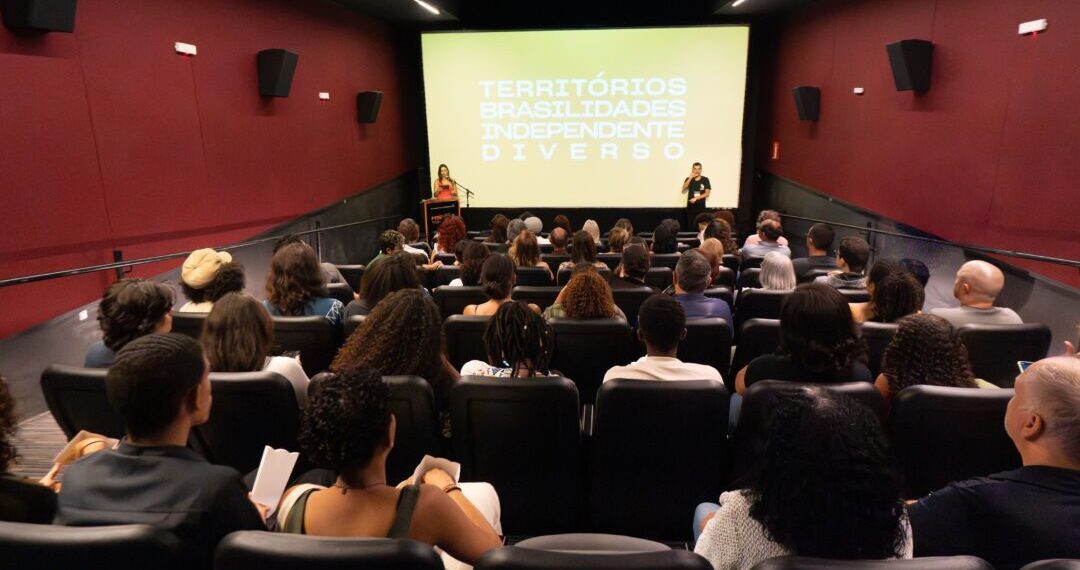 Público acompanha sessão de cinema durante programação da Mostra Sesc de Cinema em sala de exibição