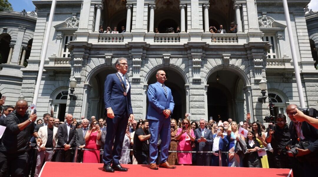 Romeu Zema e Mateus Simões durante a execução do Hino Nacional no Palácio da Liberdade