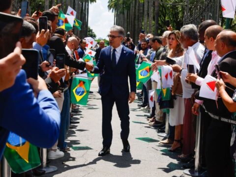 Romeu Zema é saudado pelos presentes na chegada ao Palácio da Liberdade