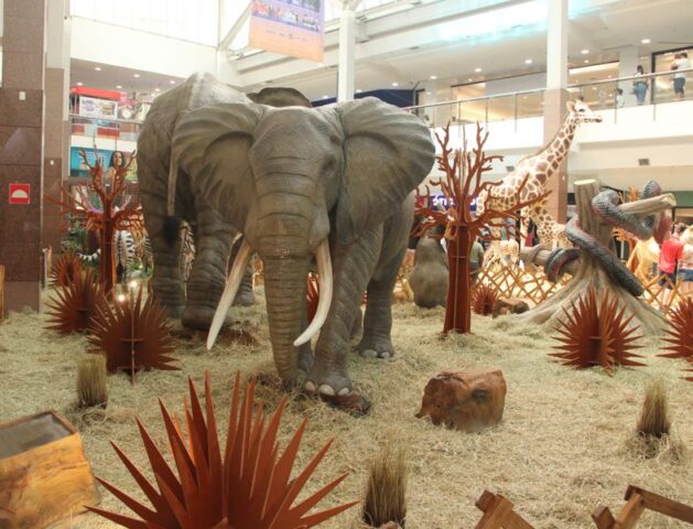 Elefante animatrônico da exposição Smart Zoo no ItaúPower Shopping Elefante animatrônico em tamanho real na exposição Smart Zoo no ItaúPower Shopping. Paisagem sem verde