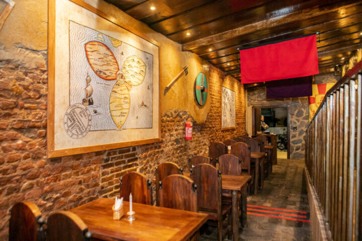 Forja Taverna recebe feira medieval com experiência imersiva em BH Ambiente interno da Forja Taverna com decoração medieval em Belo Horizonte durante evento temático