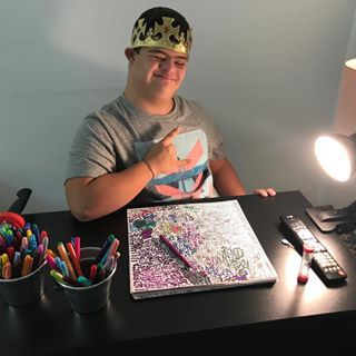 Augusto Corrêa apresenta obras em exposição de arte inclusiva no BH Airport Artista Augusto Corrêa com síndrome de Down produz obra colorida durante atividade de pintura em exposição no BH Airport