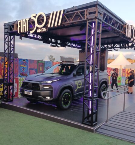 Fiat Toro Lollapalooza 2026 Edições especiais: Fiat Toro Lollapalooza 2026 em exposição com pintura roxa exclusiva durante o festival
