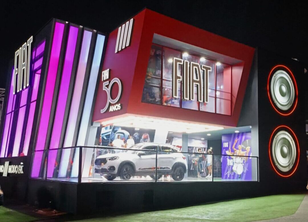 Estande da Fiat no Lollapalooza Brasil 2026 em Interlagos com estrutura iluminada e público no local