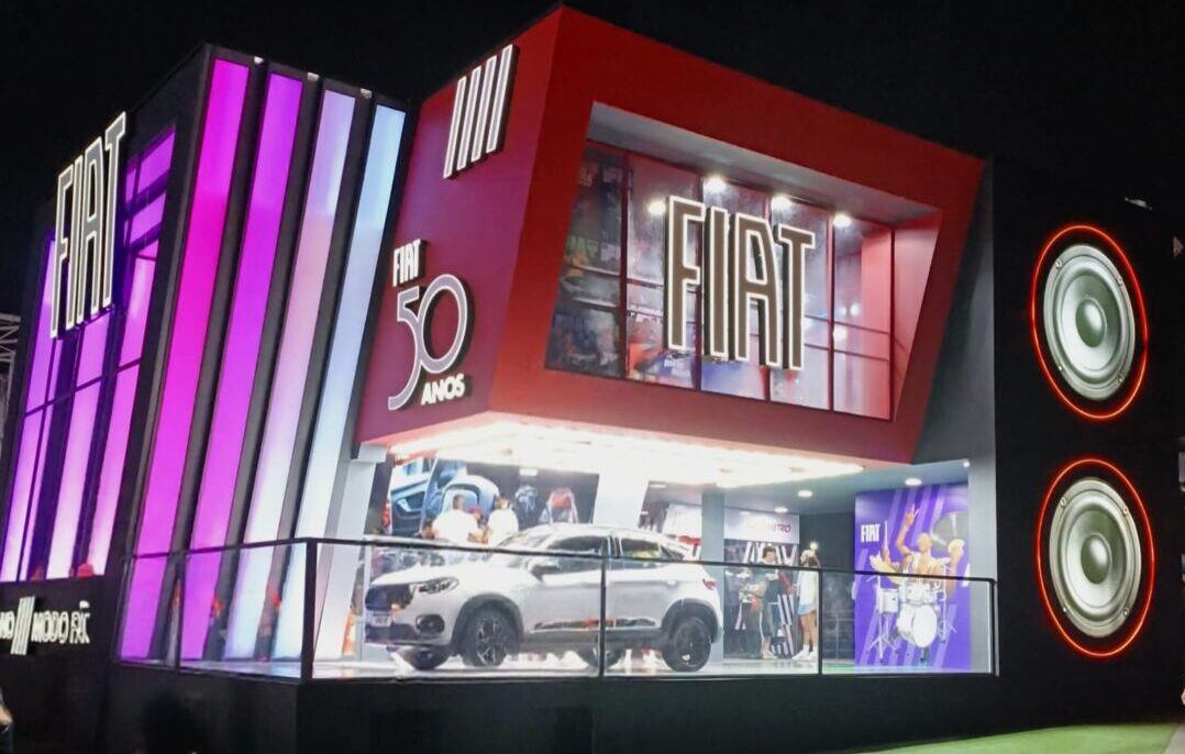 Estande da Fiat no Lollapalooza 2026 Estande da Fiat no Lollapalooza Brasil 2026 em Interlagos com estrutura iluminada e público no local